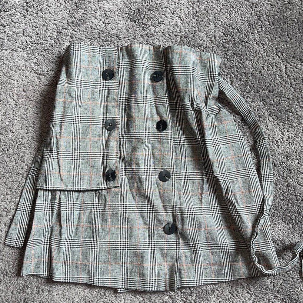 Buttoned up skirt with tie